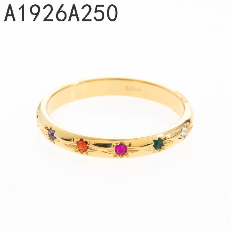 Anillo Banda Piedras de Color Dorado