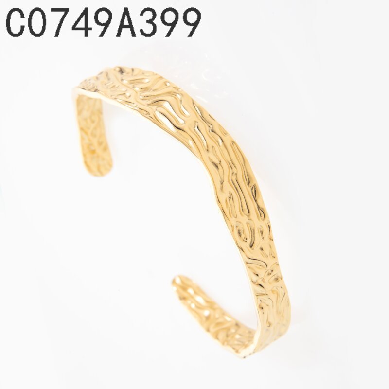 Brazalete Martillado Dorado