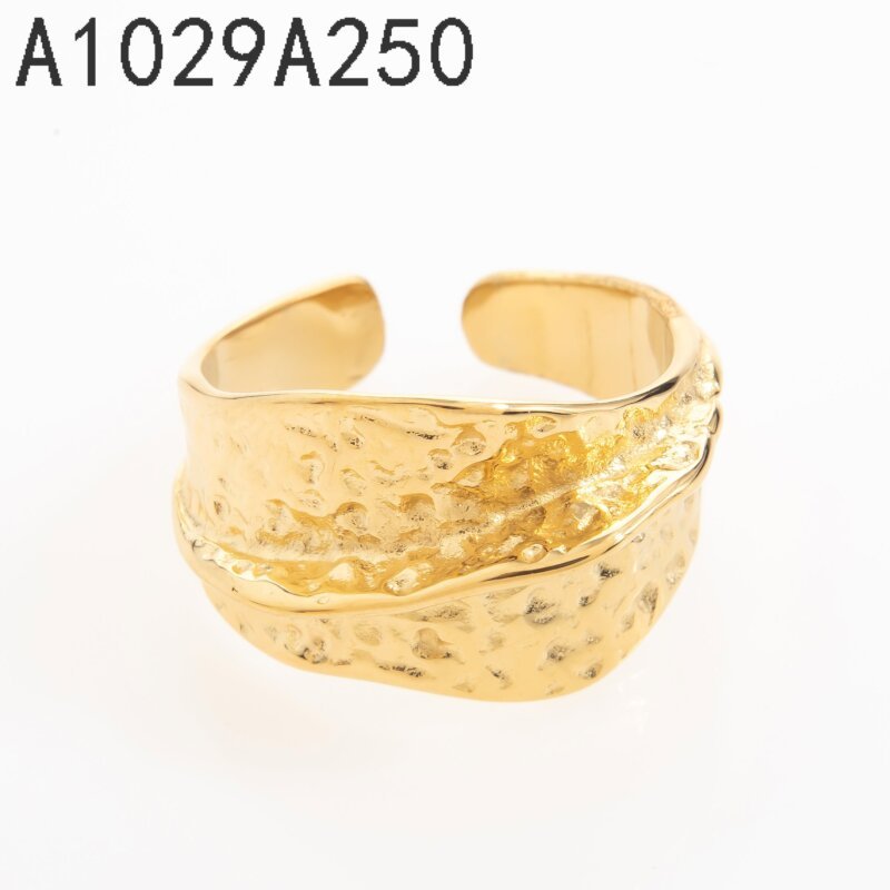 Anillo Ancho Martillado Dorado