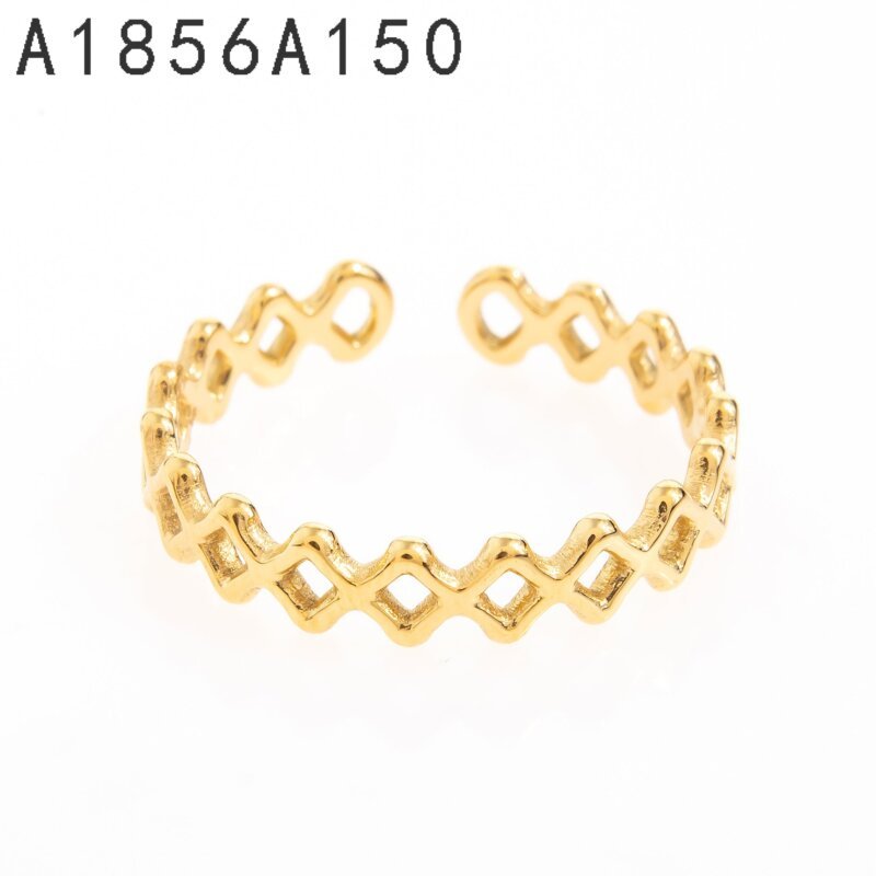 Anillo Cintillo de Corazones Dorado
