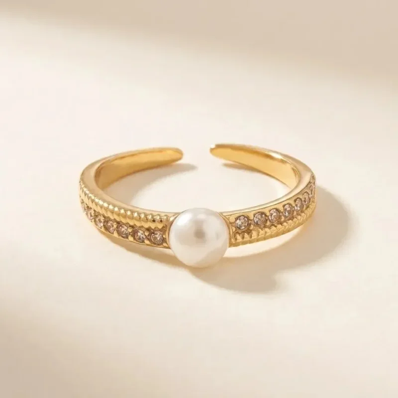 Anillo Delgado de Zirconias Dorado