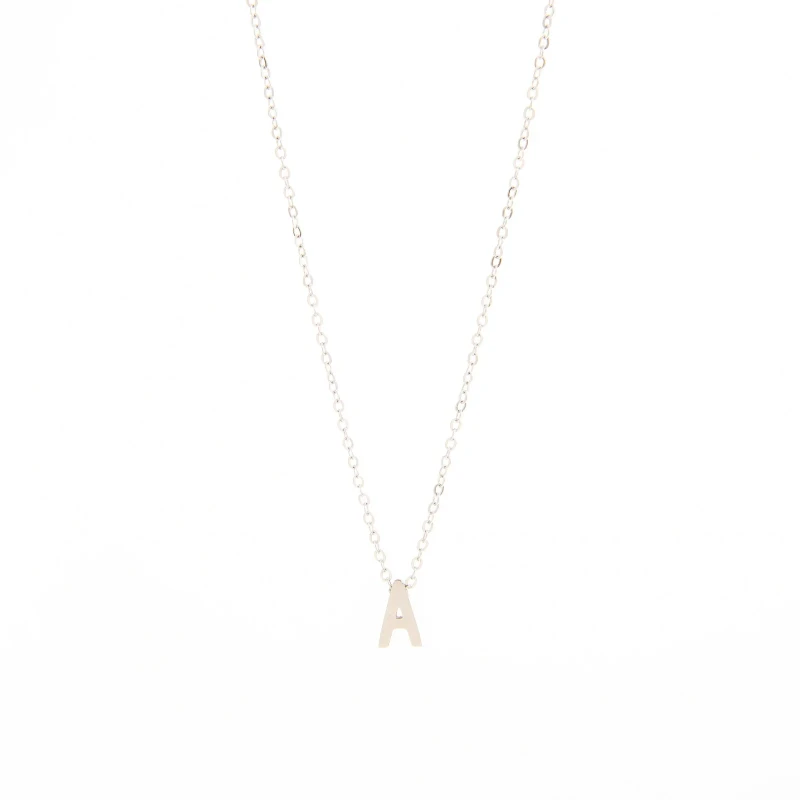 Un collar con una letra Oro Grueso 14K